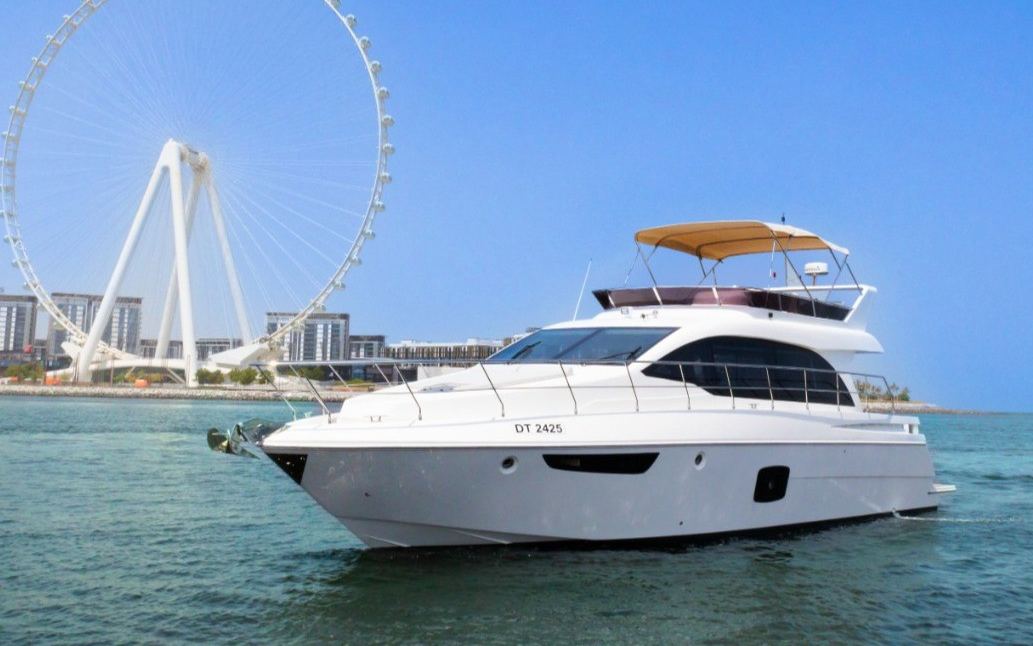 Sky Walker Ebb in Dubai, 52 ft