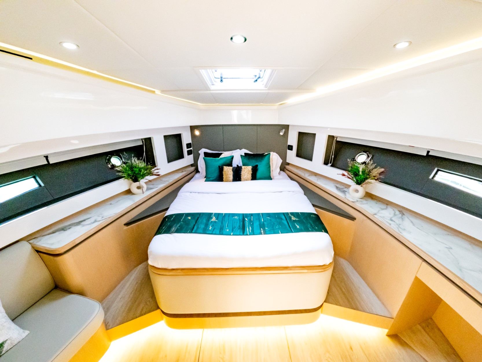 Sky Walker Uno yacht, image 3