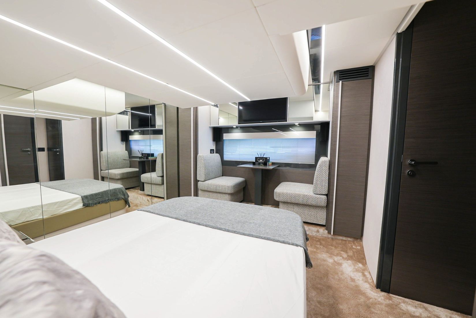 Pershing 5X Pearl White yacht, image 13