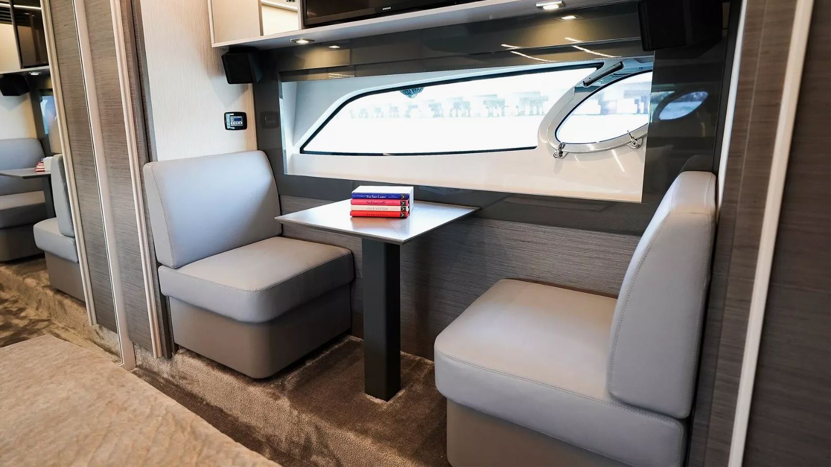 Pershing 5X Shark Grey yacht, image 6