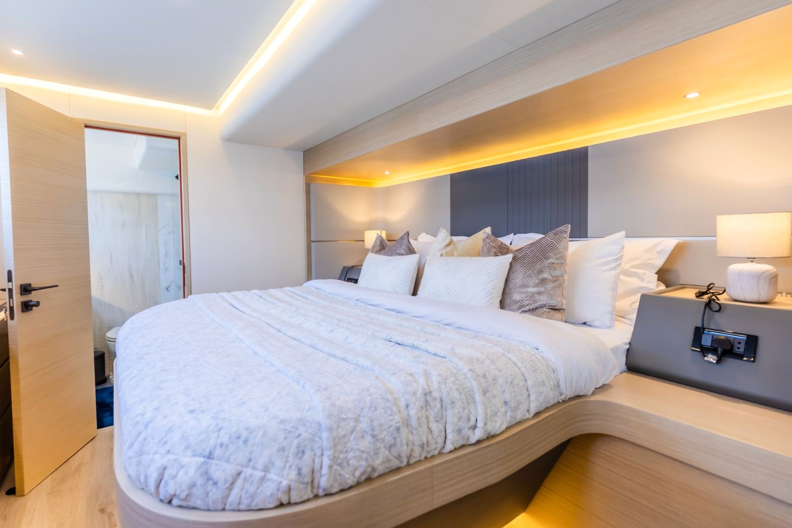 Sky Walker Volare yacht, image 14