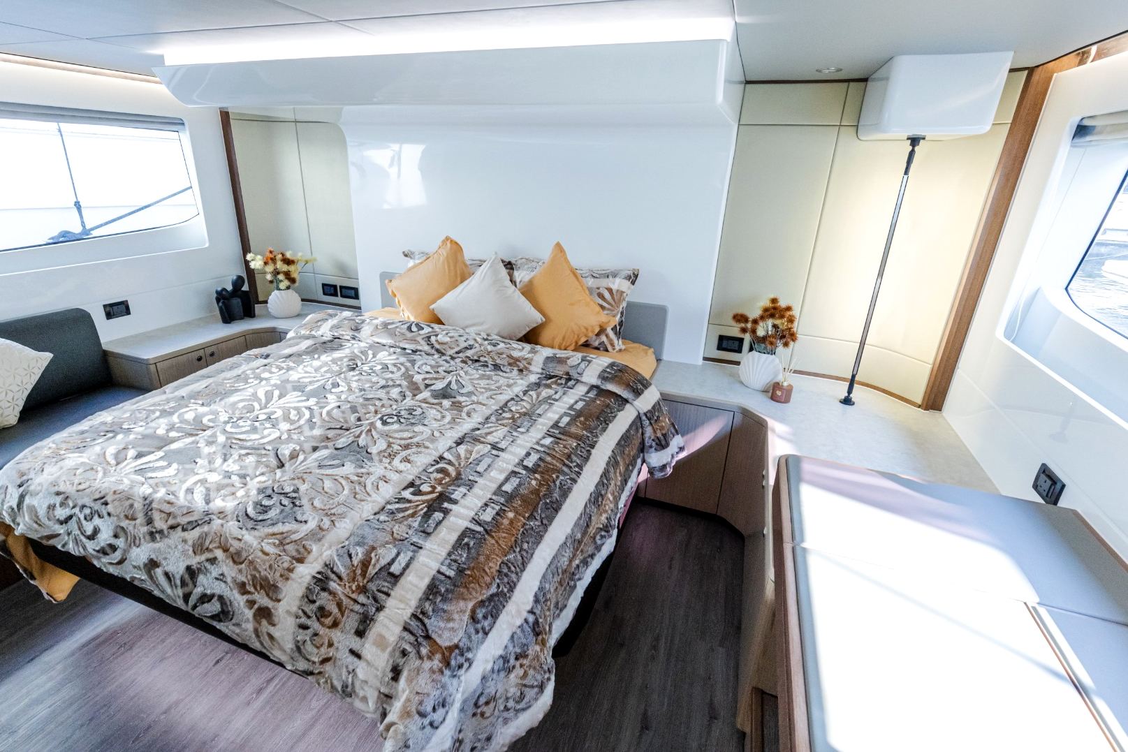 Sky Walker Fly X53 Sport yacht, image 8