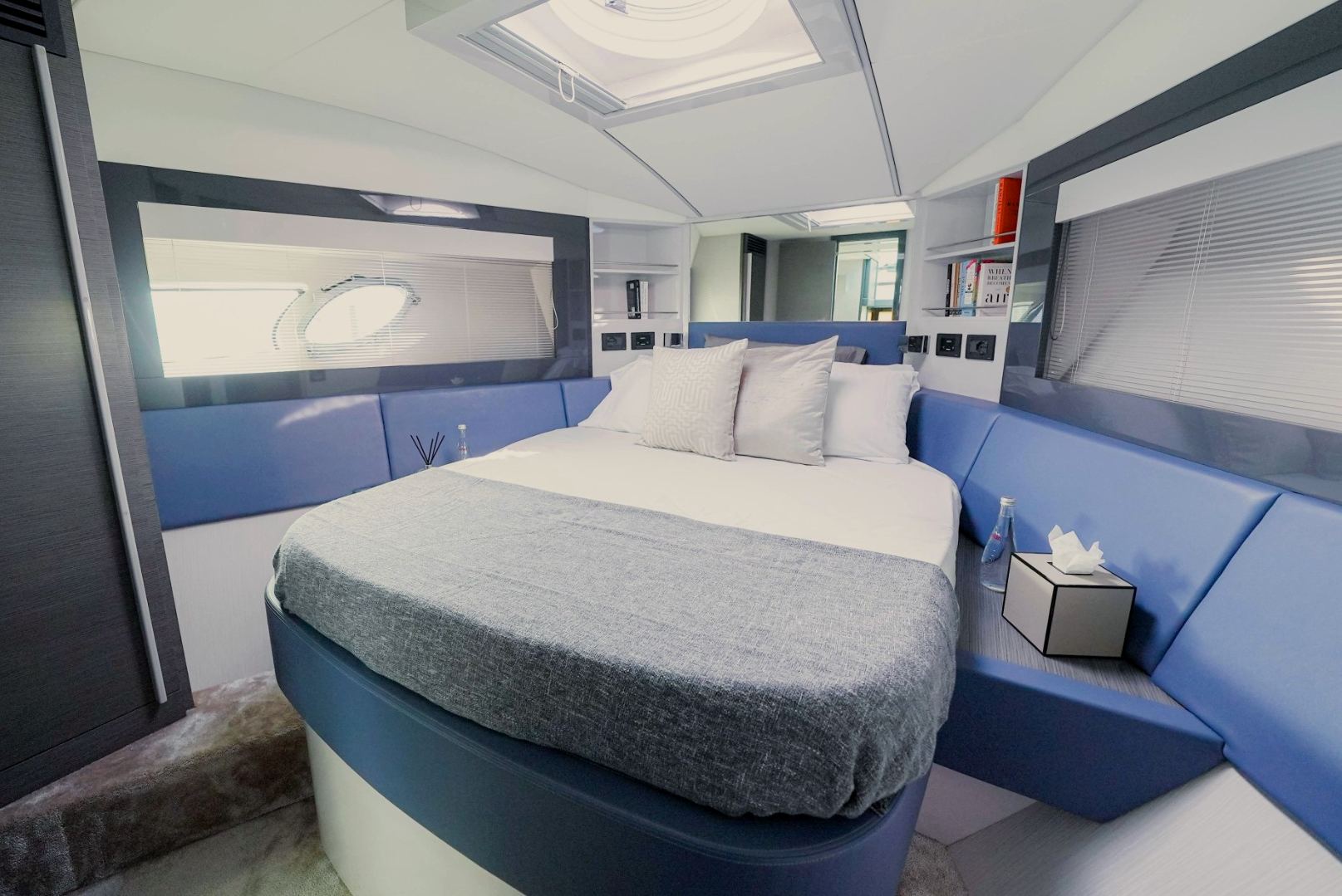 Pershing 5X Pearl White yacht, image 4