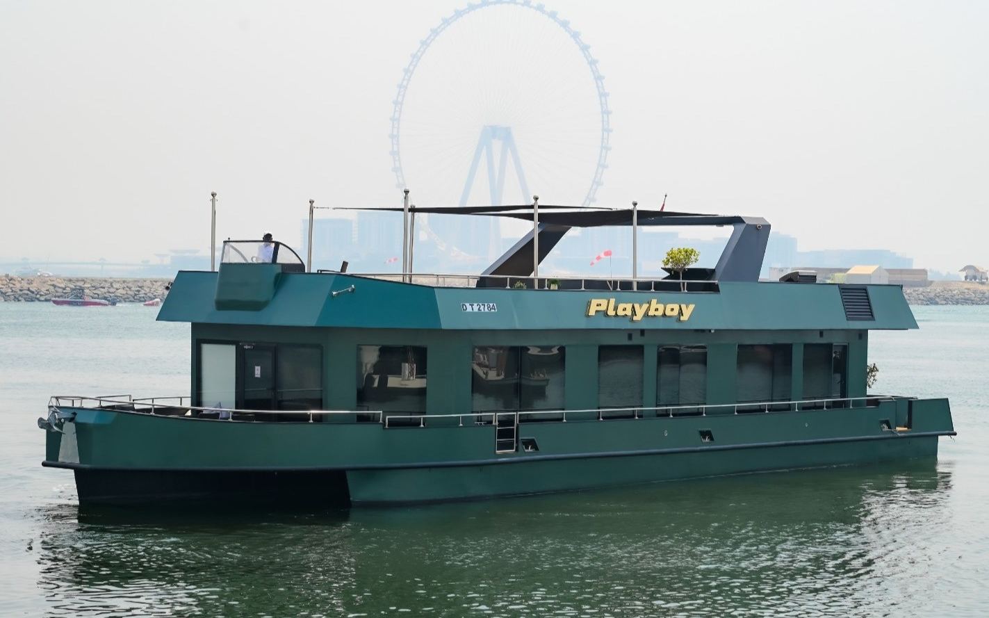 Play Boy Houseboat – 100 Fuß