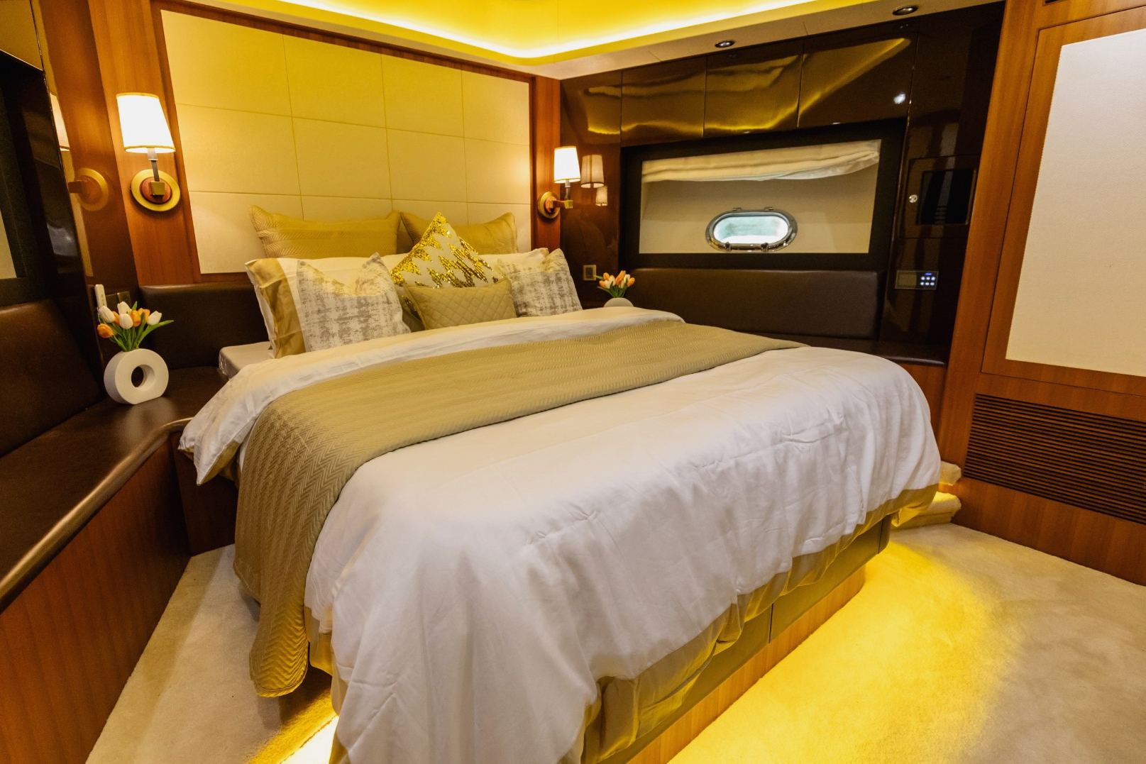 Sky Walker Caliente yacht, image 7