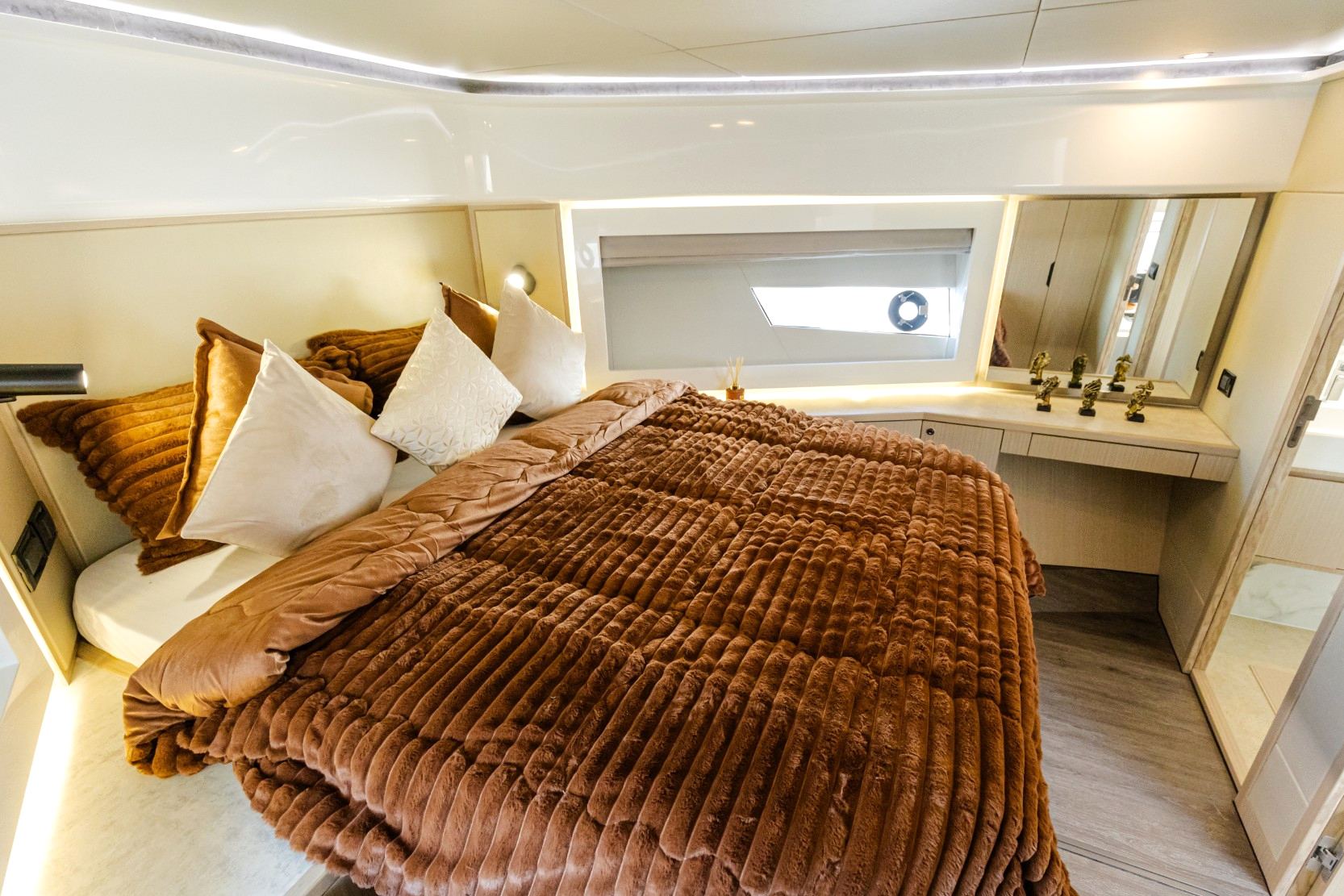 Sky Walker Fly X53 Sport yacht, image 7