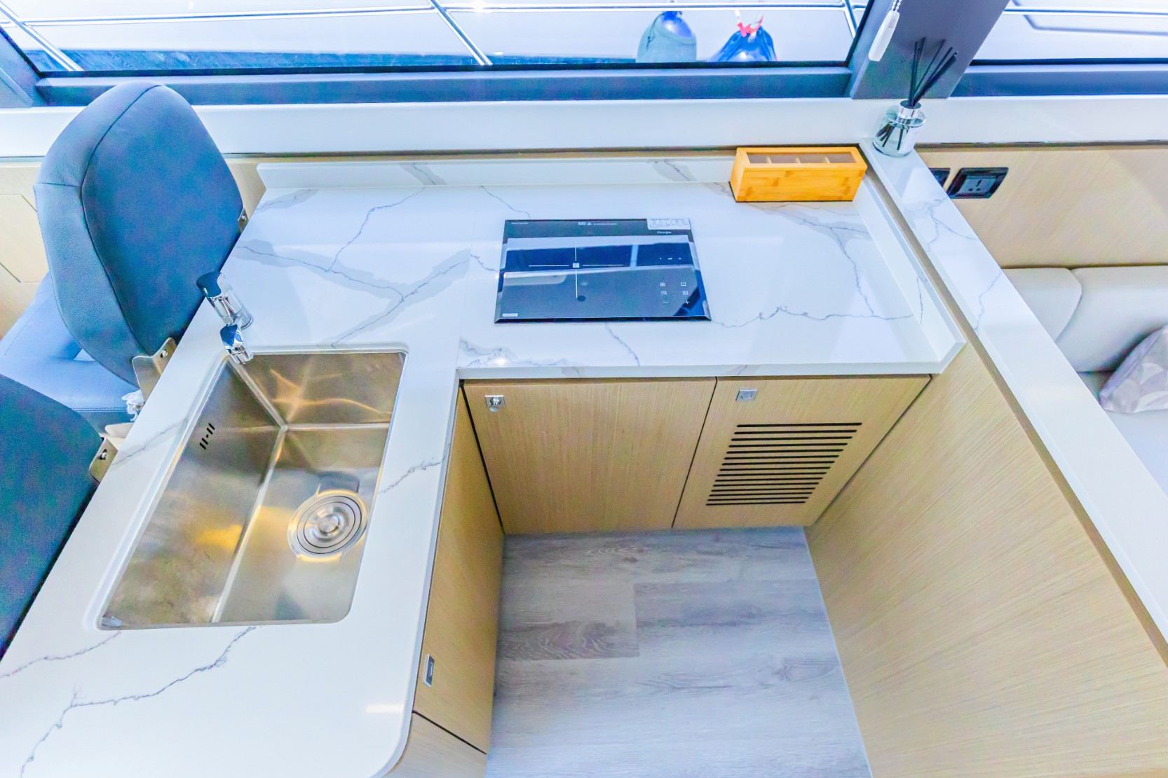 Sky Walker Fin yacht, image 2