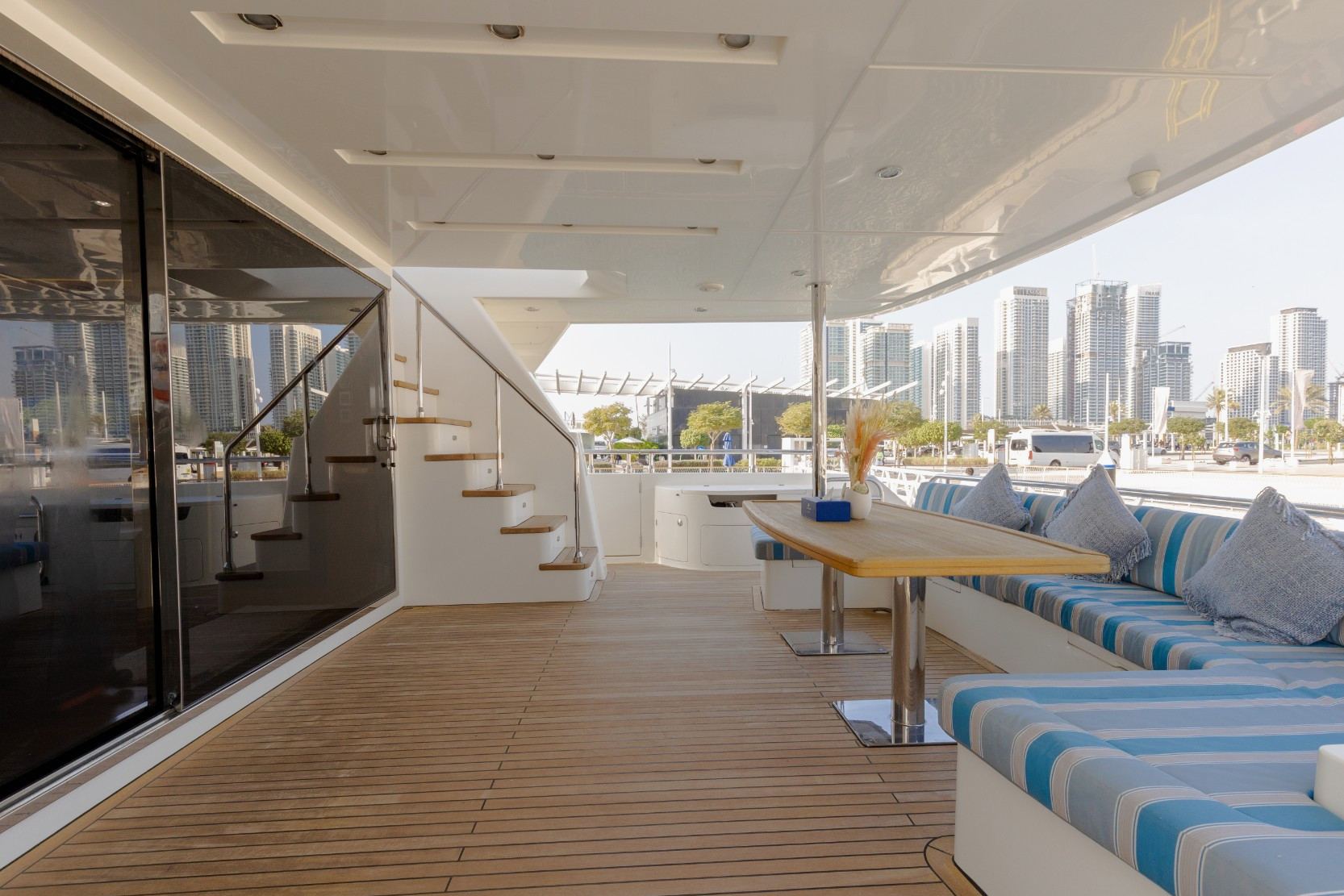 Sky Walker Caliente yacht, image 2