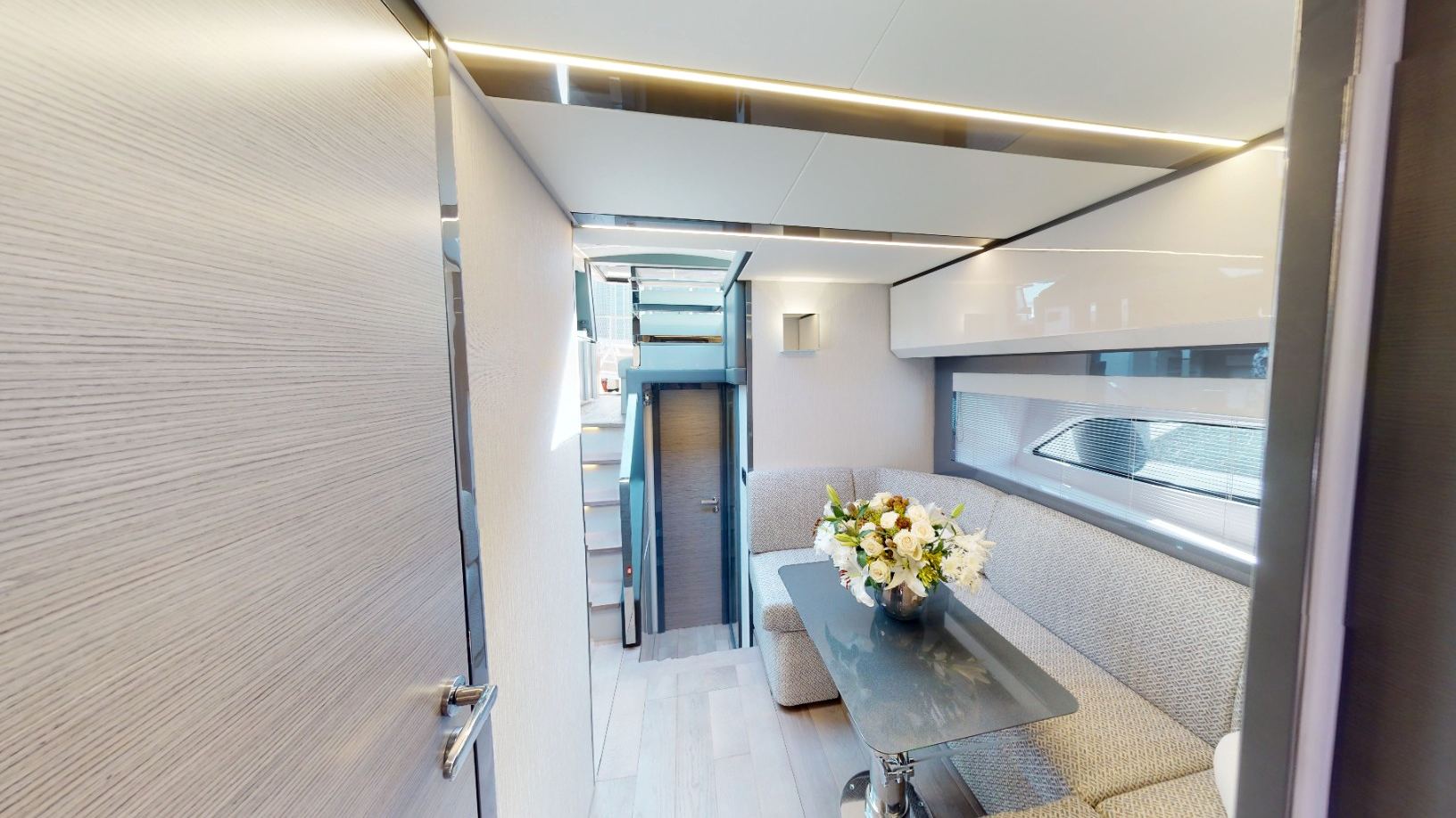 Pershing 5X Pearl White yacht, image 9