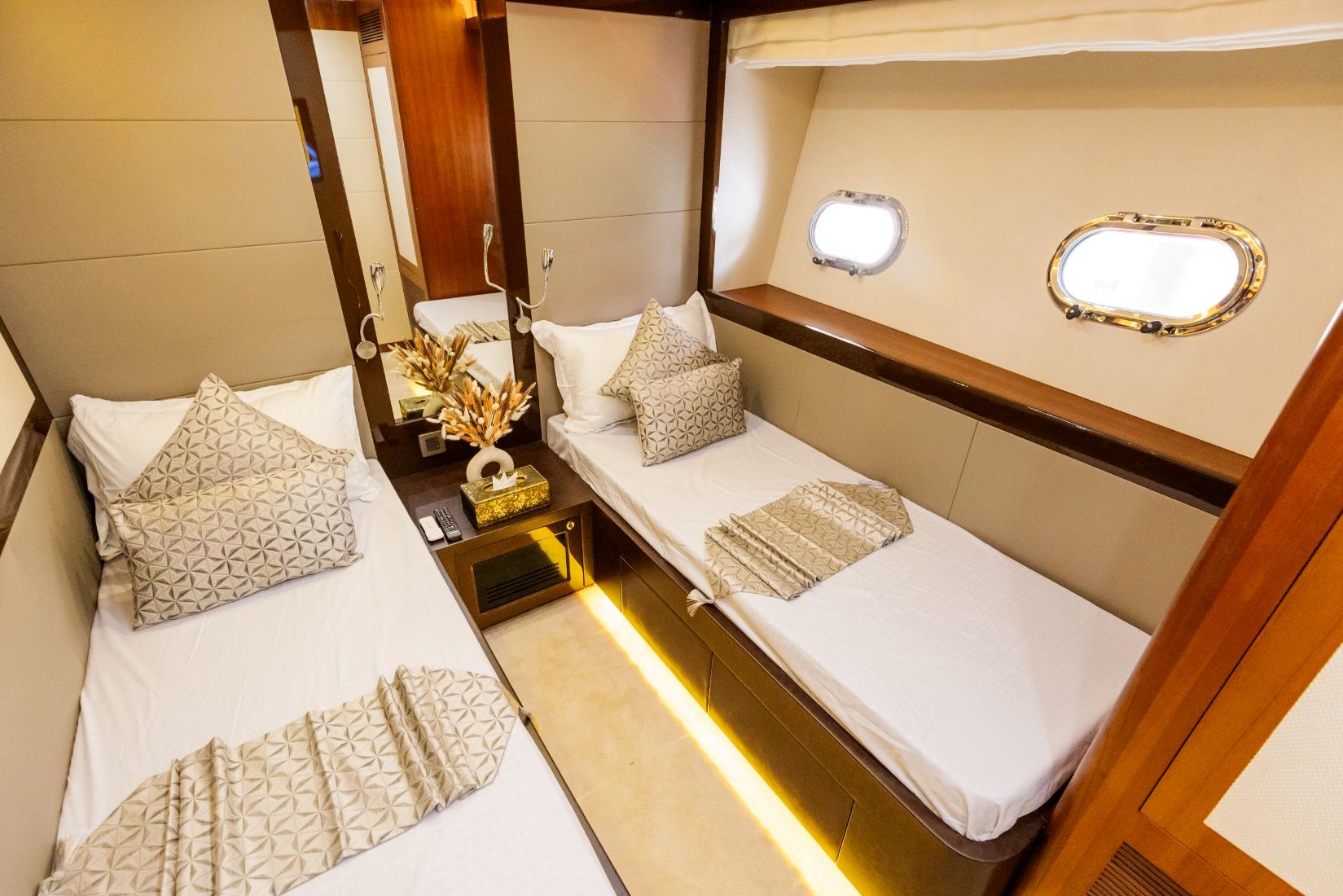 Sky Walker Caliente yacht, image 3