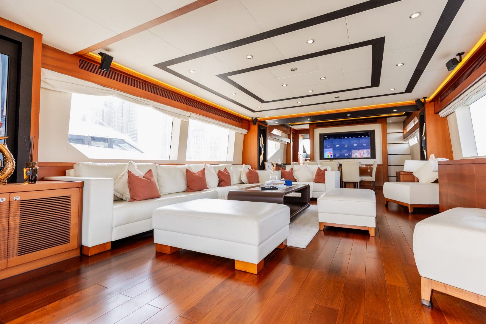 Sky Walker Caliente yacht, image 9