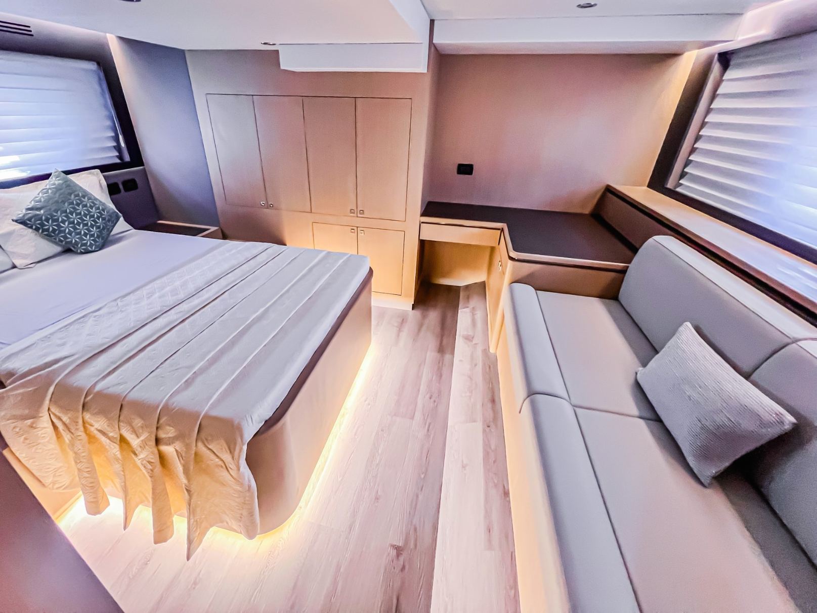 Sky Walker Art yacht, image 3