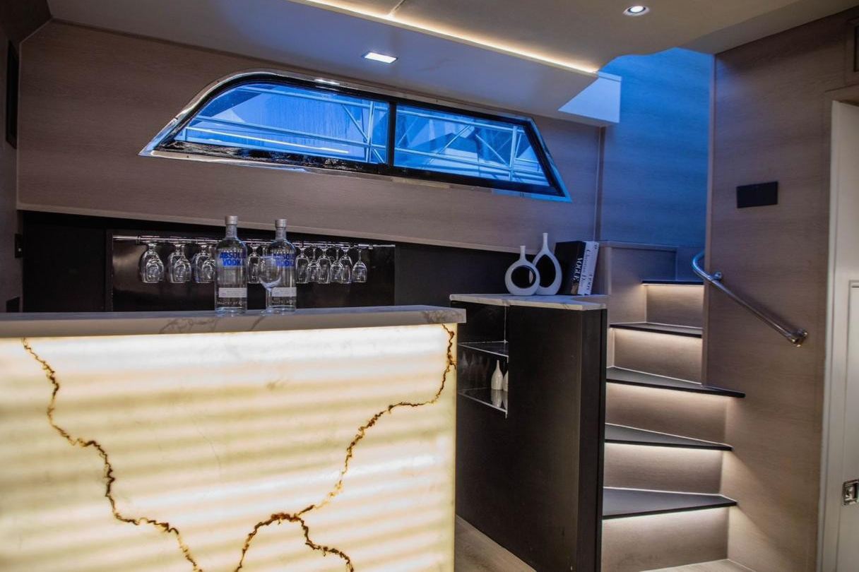 Vogue Hatteras yacht, image 9