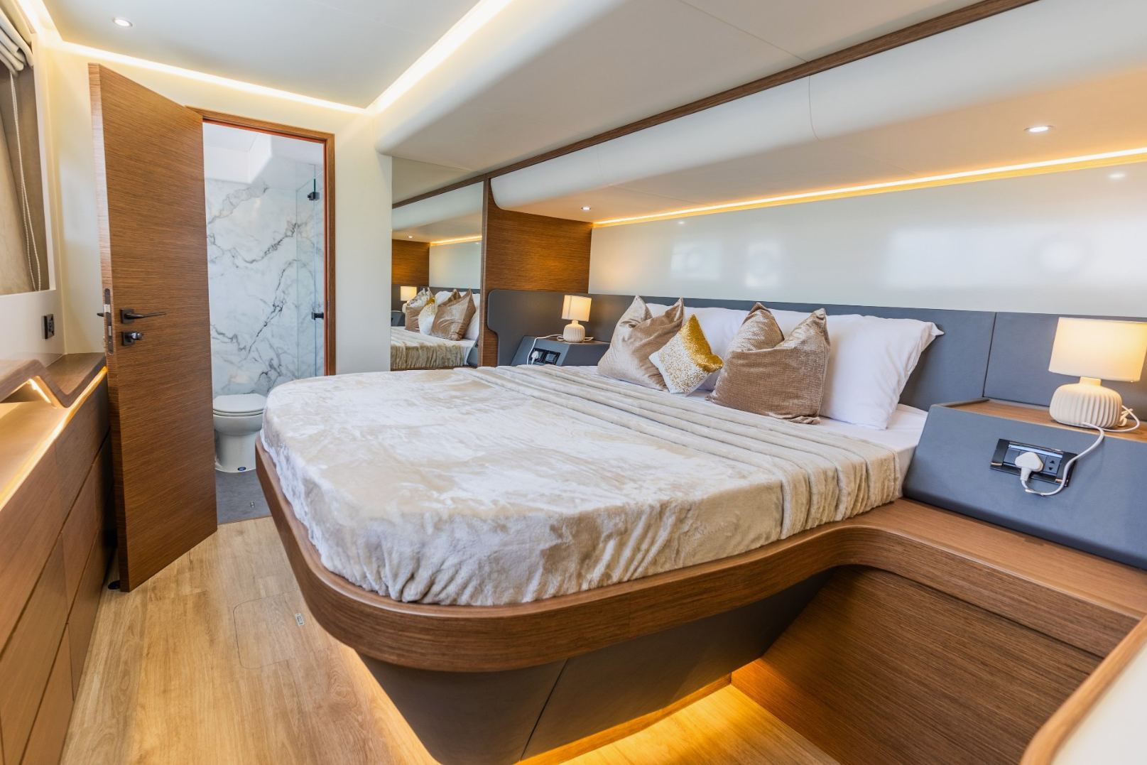 Sky Walker Aquila yacht, image 8
