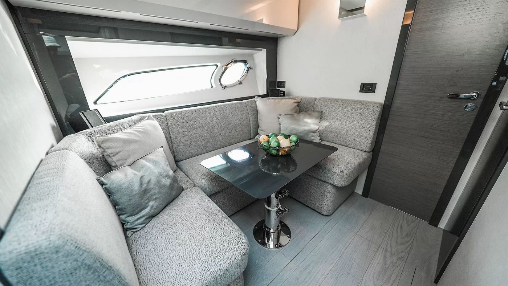 Pershing 5X Shark Grey yacht, image 10