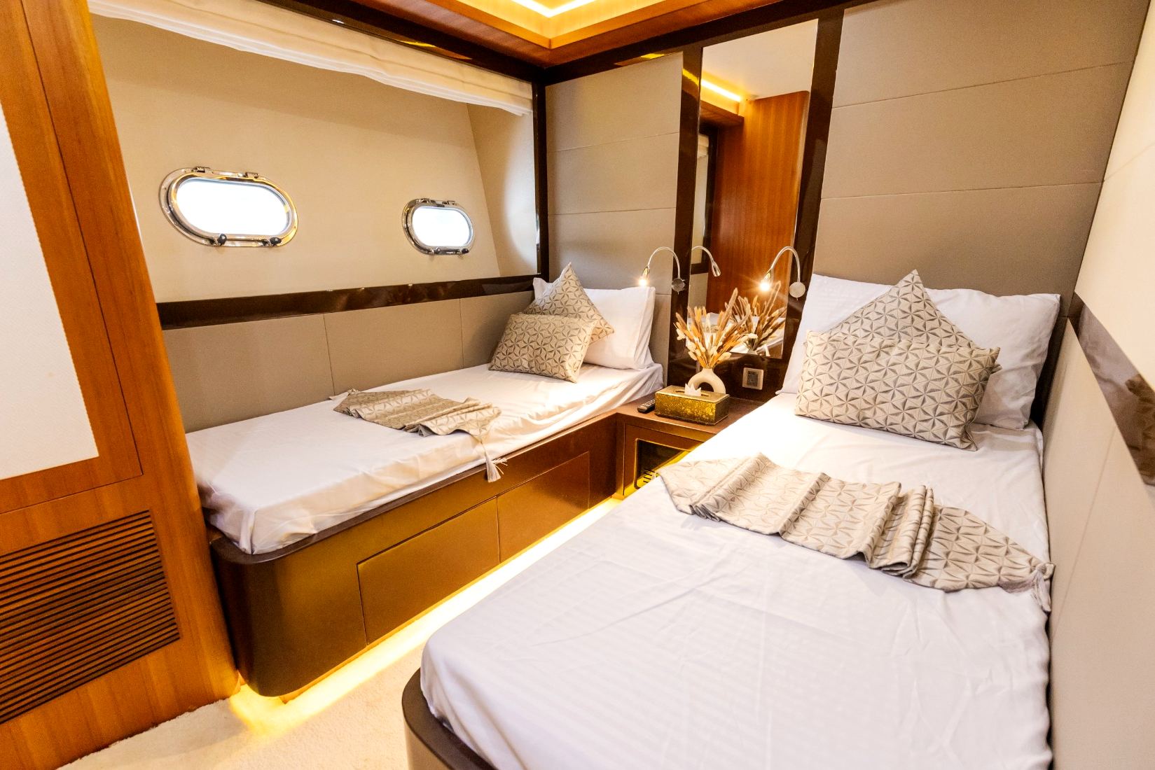 Sky Walker Caliente yacht, image 8