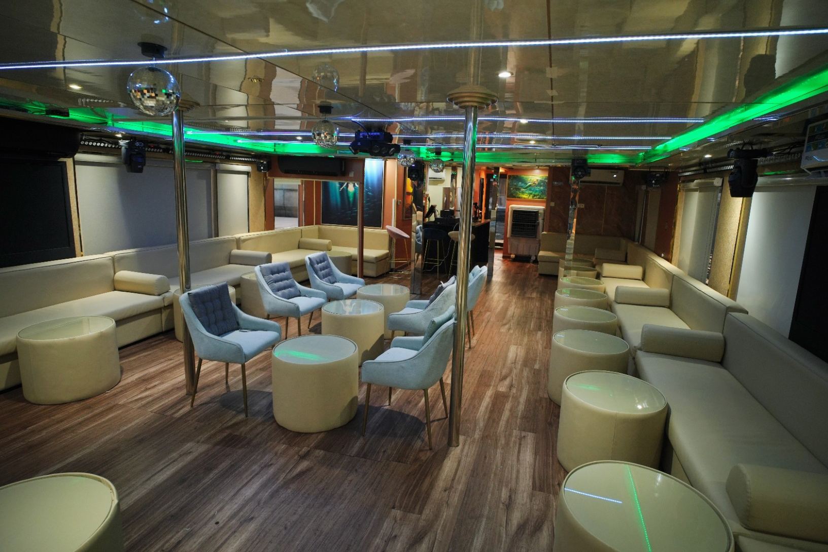 Play Boy Houseboat yacht, image 2