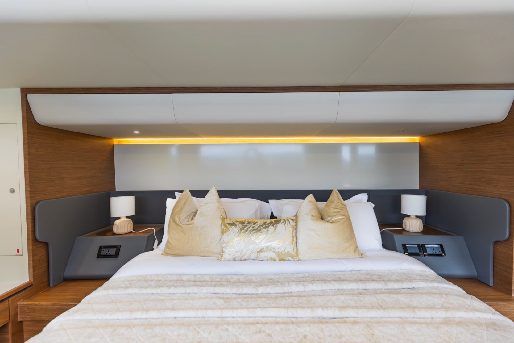 Sky Walker Aquila yacht, image 9