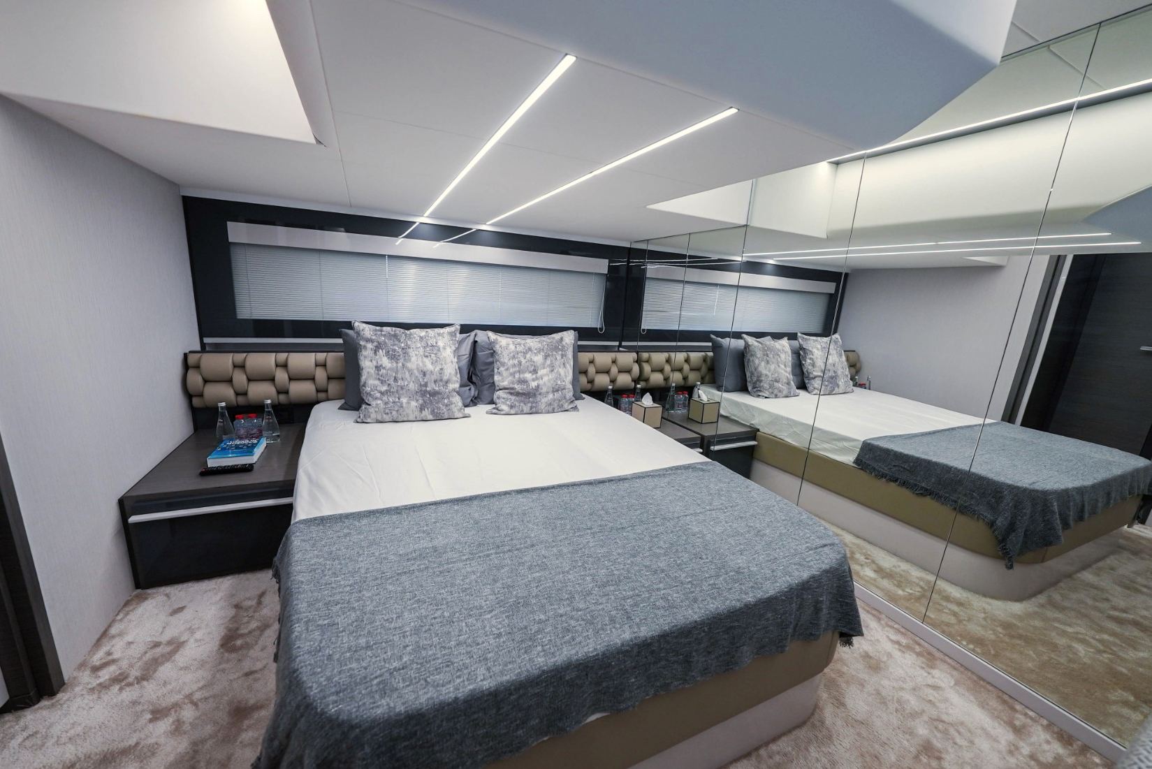 Pershing 5X Pearl White yacht, image 5