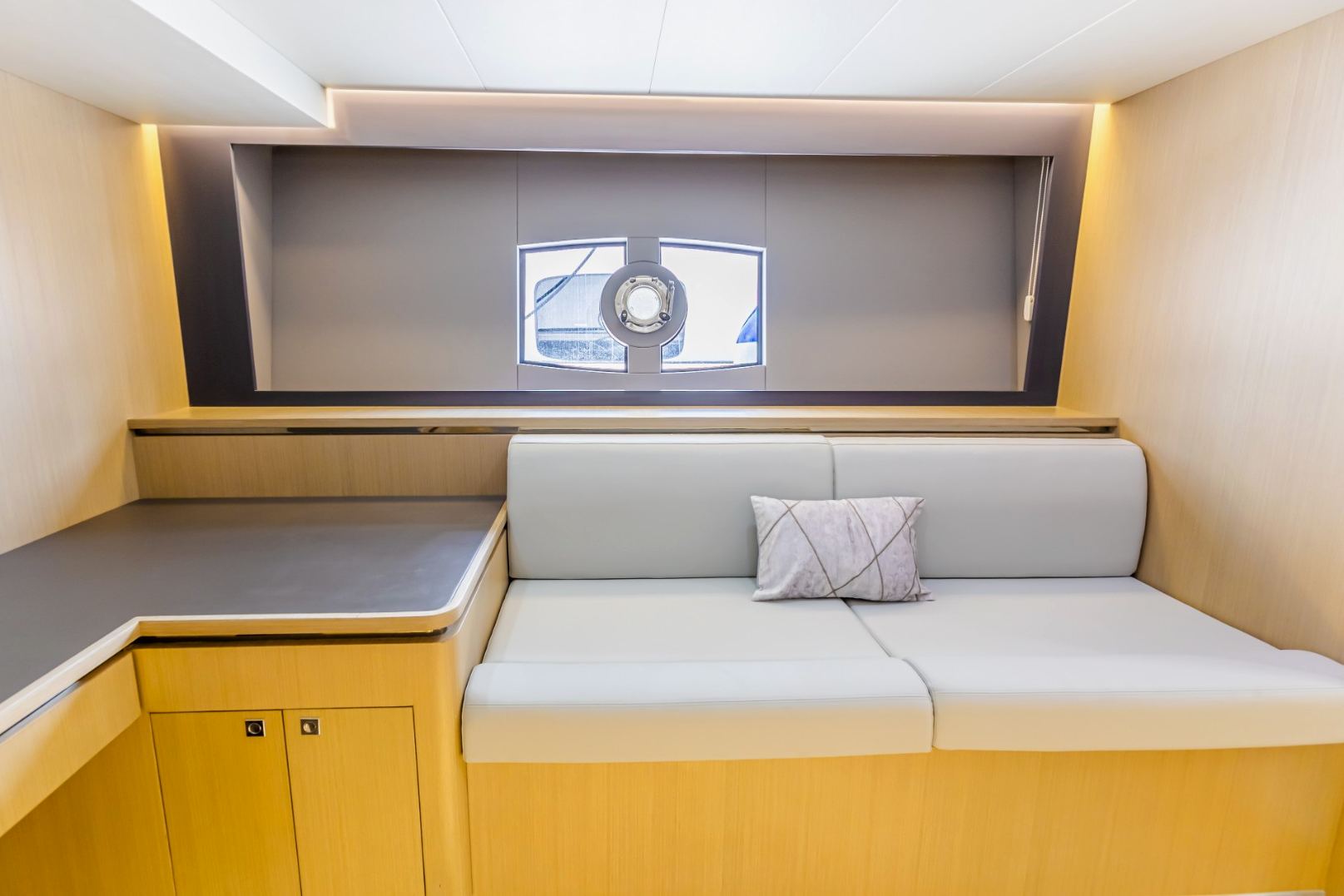 Sky Walker Fin yacht, image 9