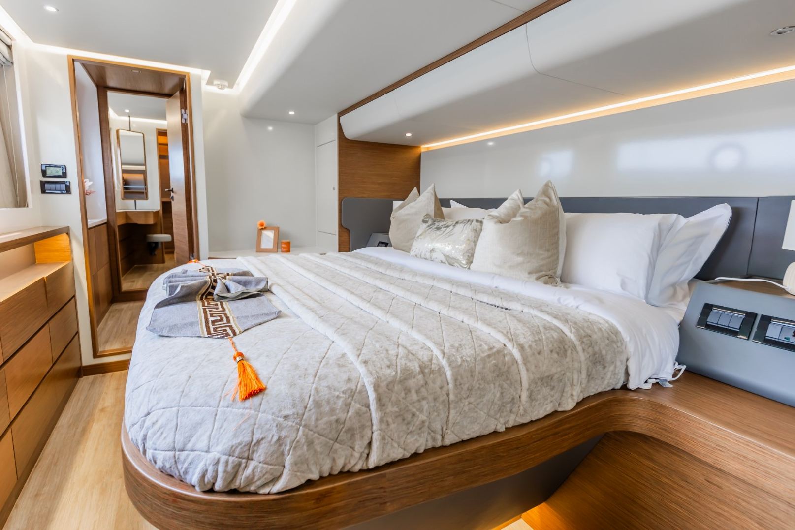 Sky Walker Aquila yacht, image 7